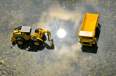 Su üzerinde bir gün gibi kamyon ve folklor oyuncaklar toplanmış bulunuyoruz.