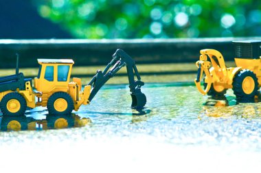 Bahar yağmurdan sonra çimento katta iki çatal-şeritli yapıldığı bir sahne.