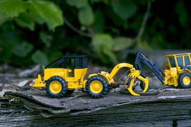 İki forklift oyuncak arabalar bir geniş ahşap tahta üzerinde bizim temassız teşvik.