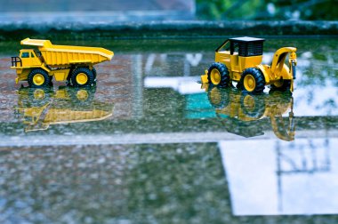 Oyuncak kamyon ve folklor gölgeler de çimento üzerinde temsil edilir.