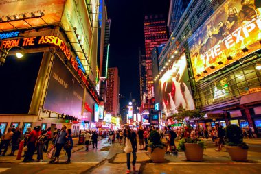New York City, Amerika Birleşik Devletleri - 11 Ağustos 2012: Times Meydanı gece. İnsanların kalabalıklar dünyanın her yerinde tatil keyfini Manhattan'da Times Meydanı'na geliyor