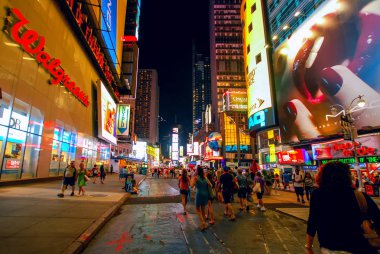 New York City, Amerika Birleşik Devletleri - 11 Ağustos 2012: Times Meydanı gece. İnsanların kalabalıklar dünyanın her yerinde tatil keyfini Manhattan'da Times Meydanı'na geliyor