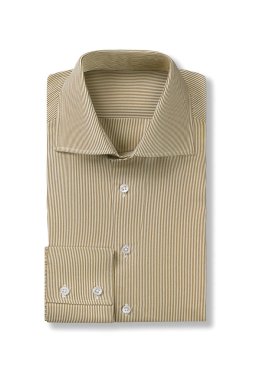 Beyaz bir arka plan üzerinde izole bej çizgili katlanmış mens elbise gömlek