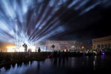 Güzel ışık gösterisi gece bir konser sırasında. Erivan, Ermenistan'ın Cumhuriyet Meydanı. Kutlama Ermenistan Birinci Cumhuriyet günü 28 Mayıs.