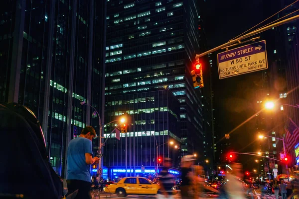 New York City Usa August 2012 Traffic People Manhattan Night — Stock Photo, Image