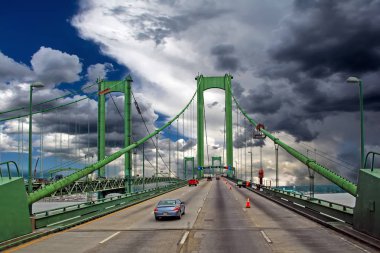 Delaware Memorial Köprüsü trafiği New Jersey, ABD dramatik bulutlu gökyüzü altında