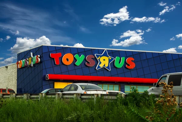 New York City, Amerika Birleşik Devletleri - 09 Ağustos 2012: A Toys R Us store üzerinde 875 ile Amerika Birleşik Devletleri ve diğer 35 ülkede fazla 625 mağazaları Toys R Us depolar