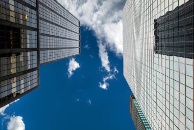 Üstten görünüm arka plan güzel gökyüzü ile bina ofis. New York şehir merkezi - Wall street, Manhattan binalar