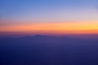 Dünya'ya, dağların üzerinden fantastik günbatımı hava güzel manzara 