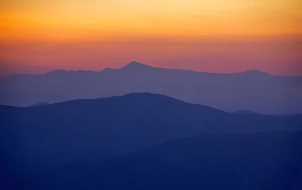Vista Aérea Bonita Para Terra Pôr Sol Fantástico Sobre Montanhas — Fotografia de Stock