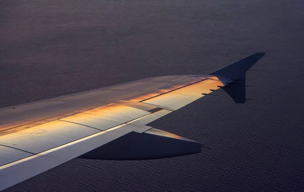 Aeronaves Asa Sobre Mar Com Reflexão Luz Pôr Sol Vista — Fotografia de Stock