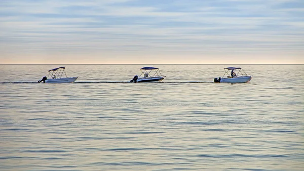Motorlu Kayak Sandallar Günbatımı Sakin Denizde Sakin Sahne Tropikal Bir — Stok fotoğraf