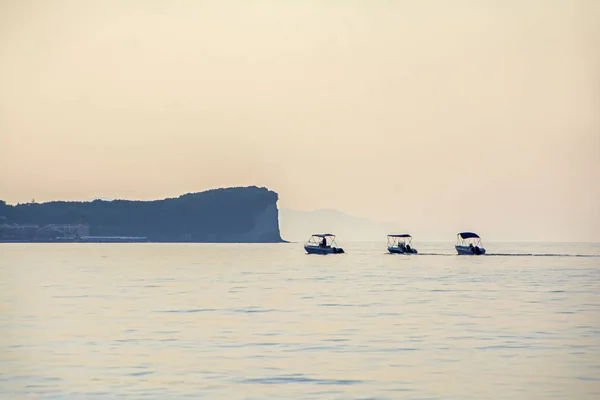 Спокойная Сцена Тремя Моторными Лодками Спокойном Море Закате Небольшие Моторные — стоковое фото