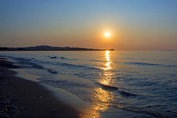 Zonsondergang Boven Horizon Tegen Achtergrond Van Zee Het Strand Met — Stockfoto