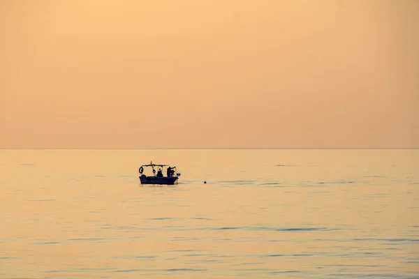 Balıkçılar Günbatımı Sırasında Denizde Balık Balık Ağı Kullanarak Siluet Teknede — Stok fotoğraf