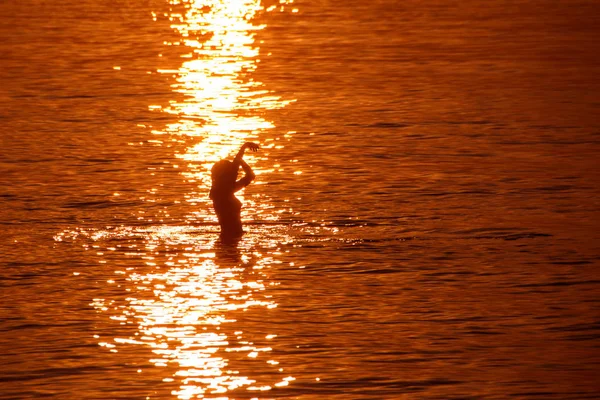 Krásná Žena Moři Při Západu Slunce Dívka Silueta Moři Dovolenou — Stock fotografie