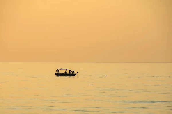 Balıkçılar Günbatımı Sırasında Denizde Balık Balık Ağı Kullanarak Siluet Teknede — Stok fotoğraf