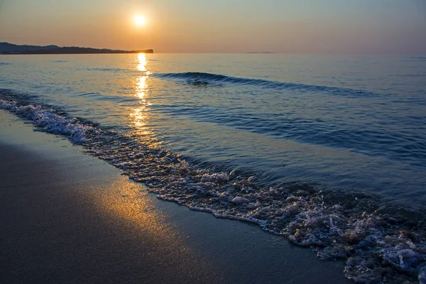 Zandstrand Golven Achtergrond Reflectie Van Zon Het Zanderige Strand Zee — Stockfoto