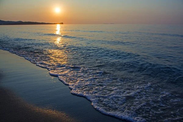 Zandstrand Golven Achtergrond Reflectie Van Zon Het Zanderige Strand Zee — Stockfoto