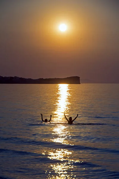 Beautiful View Silhouettes Children Playing Sea Making Splashes Water Lit — Stock Photo, Image