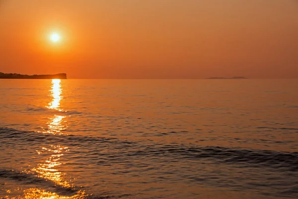 Silhouet Van Een Klif Tegen Achtergrond Van Een Oranje Zonsondergang — Stockfoto