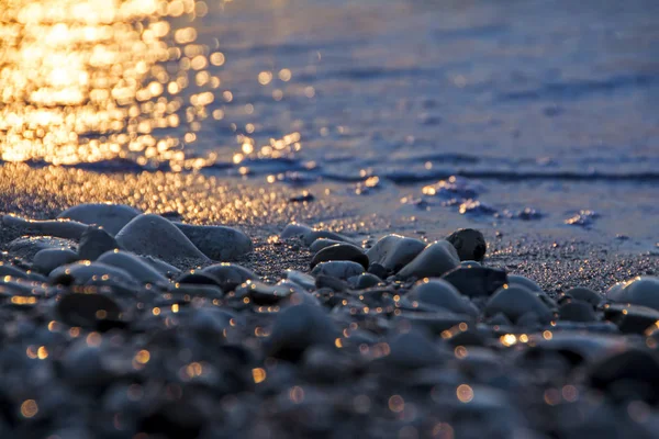 Kieselstrand Nahaufnahme Mit Surfendem Meer Sonnenuntergang Steine Unterschiedlicher Größe Auf — Stockfoto