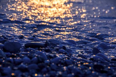 Sahilde deniz suyu kapalı yansıtan yapıyorum. Kum üzerinde sörf aydınlatma Moon mavi ışık. Romantik tatil arka plan görüntüsü. Gelgit ay etkisi. Güzel bokeh