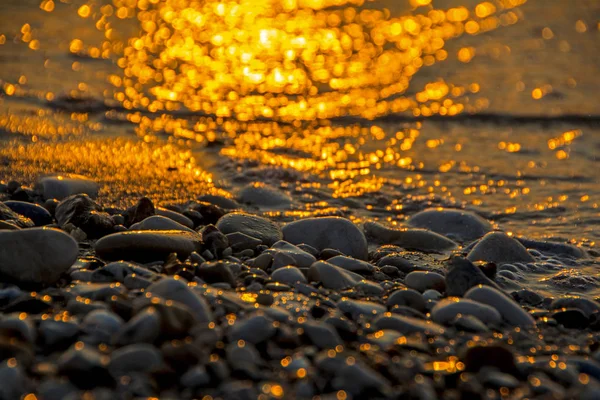 Kiezel Strand Close Met Surfen Zee Een Zonsondergang Licht Stenen — Stockfoto