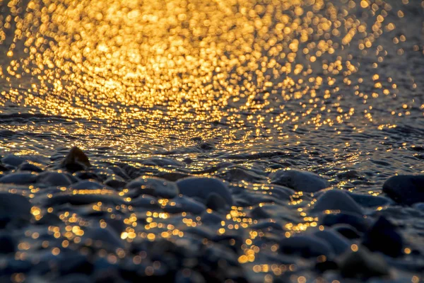 Żwirowa Plaża Zbliżenie Surfing Morze Świetle Słońca Kamienie Różnych Rozmiarach — Zdjęcie stockowe