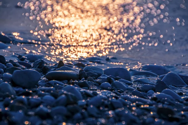 Sahilde deniz suyu kapalı yansıtan yapıyorum. Kum üzerinde sörf aydınlatma Moon mavi ışık. Romantik tatil arka plan görüntüsü. Gelgit ay etkisi. Güzel bokeh