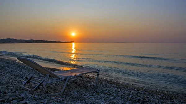 Ξαπλώστρα Στην Παραλία Κατά Διάρκεια Της Όμορφο Ηλιοβασίλεμα — Φωτογραφία Αρχείου