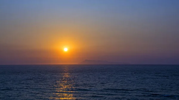 Güneş Ufukta Deniz Okyanus Günbatımı Güneş Doğarken Batıyor Sakin Deniz — Stok fotoğraf