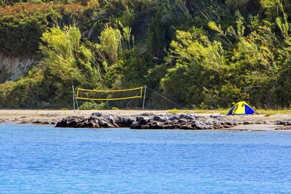 Rete Beach Volley Sulla Spiaggia Con Tenda Turistica Vicino Alberi — Foto Stock