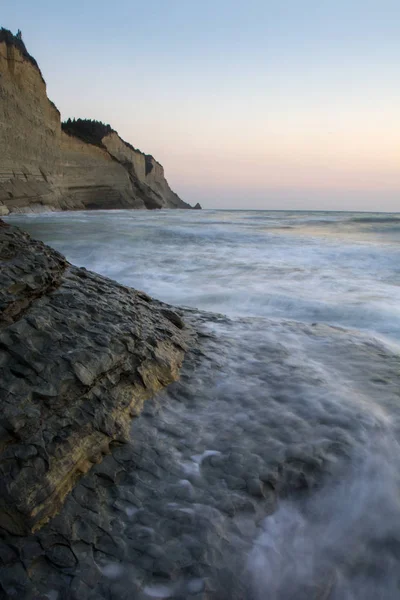 Uzun Pozlama Denizi Kayalar Denize Sahilde Günbatımı Sırasında Dalga Günbatımı — Stok fotoğraf