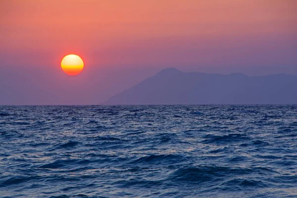 Zachte Silhouet Van Erikoussa Eiland Tijdens Prachtige Zonsondergang Blauwe Zee — Stockfoto