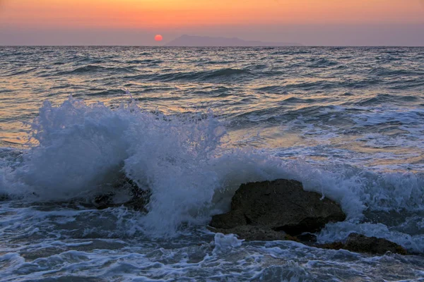 Silné Mořské Vlny Zde Lámou Skalách Během Krásný Západ Slunce — Stock fotografie