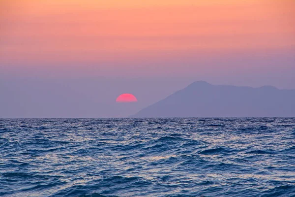 Měkkou Siluetu Ostrova Ereikoussa Během Krásný Západ Slunce Nad Modrým — Stock fotografie