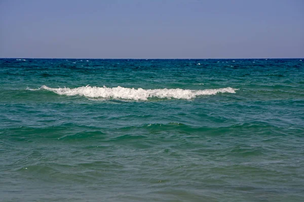 蔚蓝的海浪在希腊科孚岛的海滩上冲浪 — 图库照片