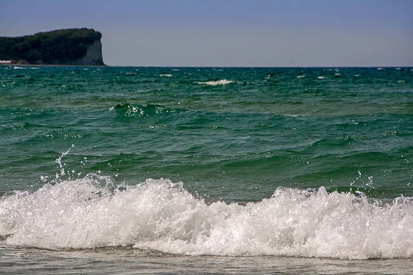 Azuurblauwe Zee Golven Surf Benaderingen Naar Het Strand Het Eiland — Stockfoto