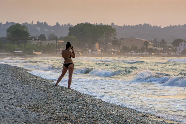 Corfú Grecia Septiembre 2017 Hermosa Fotógrafa Toma Fotos Bikini Negro — Foto de Stock