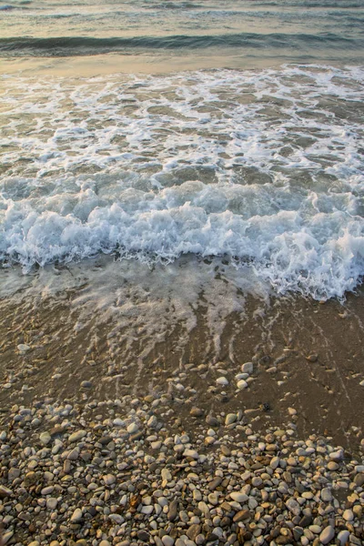 紺碧の海の水と夏の砂浜の上空表示 美しい自然の背景 — ストック写真