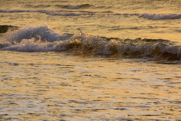 Barevné Tvary Vytvořené Prolomit Vlny Písčité Pobřeží Slunce Odrazy Při — Stock fotografie