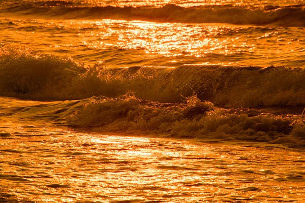 Złote Światło Odbite Wody Fala Morzu Piasku Zachód Słońca Czysty — Zdjęcie stockowe