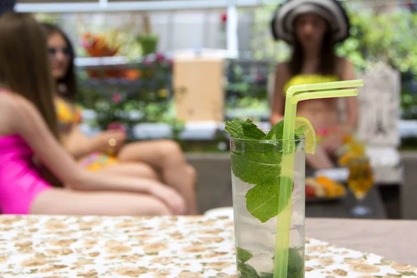 Een Glas Met Een Cocktail Een Tafel Openlucht Bar Met — Stockfoto