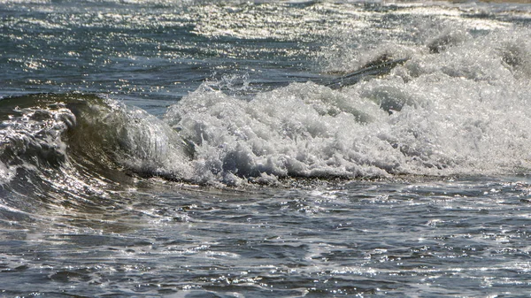 美しい青い海の波と青い海の波の表面の太陽ビーム反射で白い泡のクローズ アップ表示 強い海洋波の表示を閉じる — ストック写真