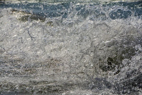 クローズ アップの青い海海波洗浄の高速航跡の泡で 海の泡の多い青い海の波 スプラッシュの背景 — ストック写真