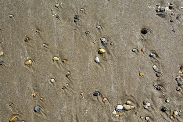 Yakın çekim kum plaj ve taşlar dalga arka plan görüntüsü sakin