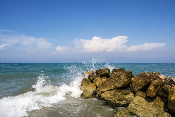 Weißer Meerschaum Krachender Wellen Über Steinen Kiesel Perfekt Klares Türkisfarbenes — Stockfoto