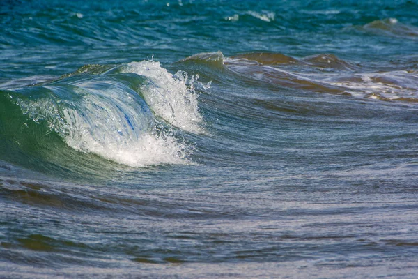 Nahaufnahme Der Schönen Blauen Ozeanwelle Mit Weißem Schaum Sonnenstrahl Reflexion — Stockfoto