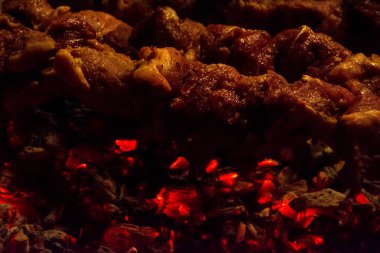 Lezzetli ızgara tavuk ve domuz eti şiş yanıyor. Yanan kömürlerin kapatın. Yangın ve köz arka plan